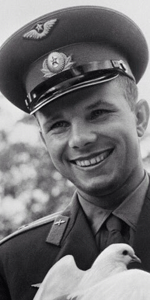 Юрий Гагарин - фотография с голубем в руках
