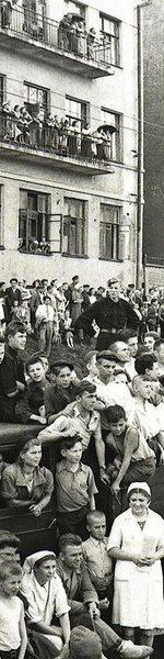 Жители Москвы наблюдают за "парадом" нацистов в июле 1944 года