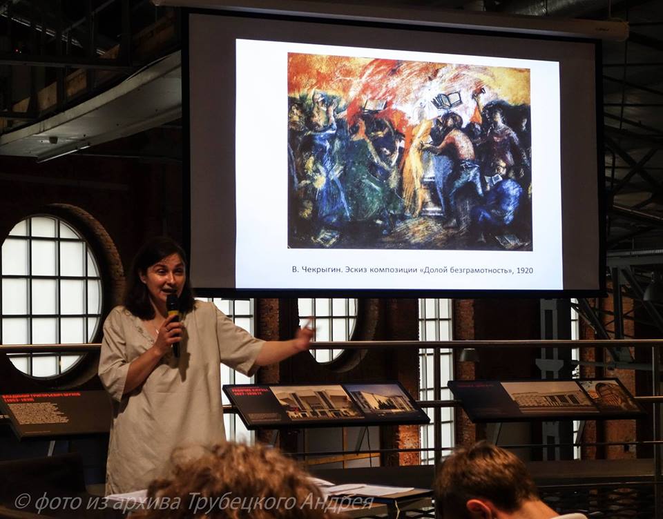 Школьники в коридоре. Школьники в музее. Группа школьников зашла в музей на лекцию. Лекция в музее. Группа школьников зашла в музей на лекцию.