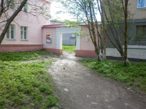 arka_s_gerbom_kolyi_i_staroi-_datoi-_ego_osnovaniya_prospekt-zashhitnikov-zapolyarya-700x525