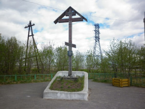 krest_v_pamyat_o_svyatom_feodorite_kolskom-700x525